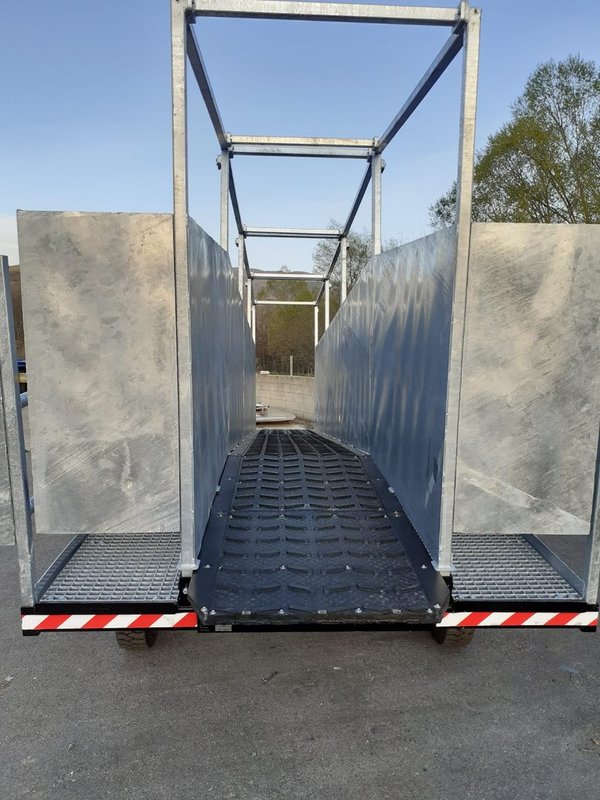 Mobile ramp on trailer for cattle loading.  Brand: AZ RAMP - Type: TOP AGRI